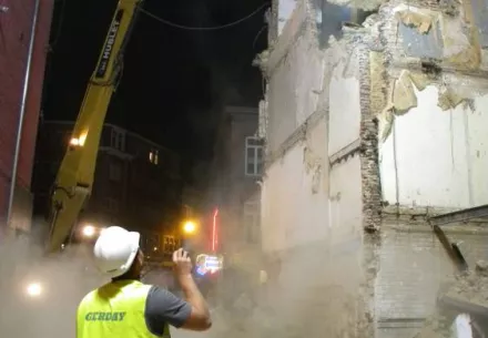 Namur - Nonet mène une démolition nocturne en plein centre-ville de Namur dans la rue de Fer