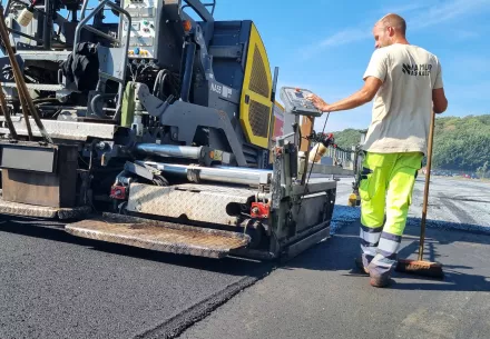 Asphaltage à la gare des bus TEC à Malonne